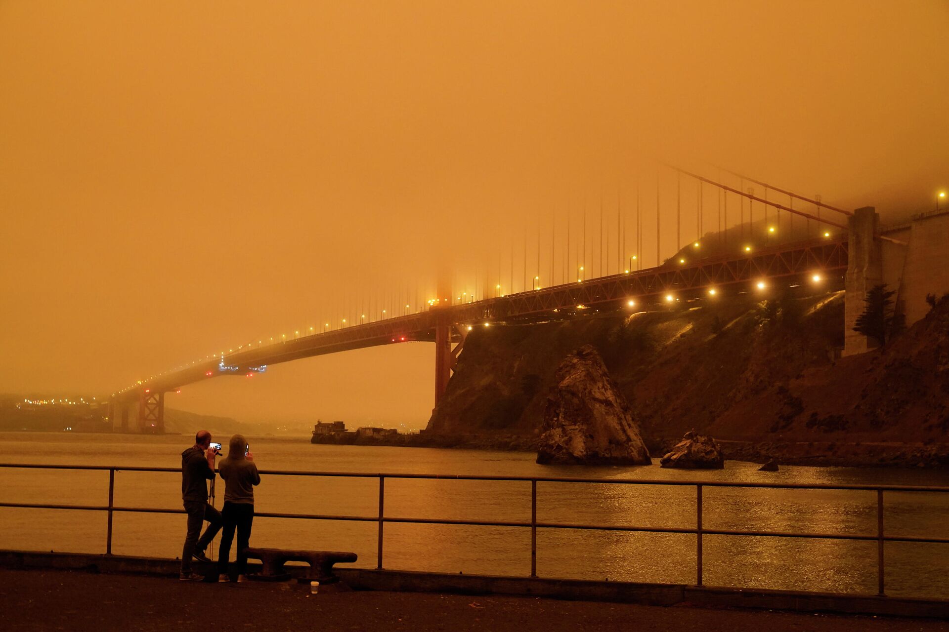 Мост Золотые Ворота в дыму от калифорнийских лесных пожаров в Сан-Франциско, Калифорния, США - РИА Новости, 1920, 23.06.2022