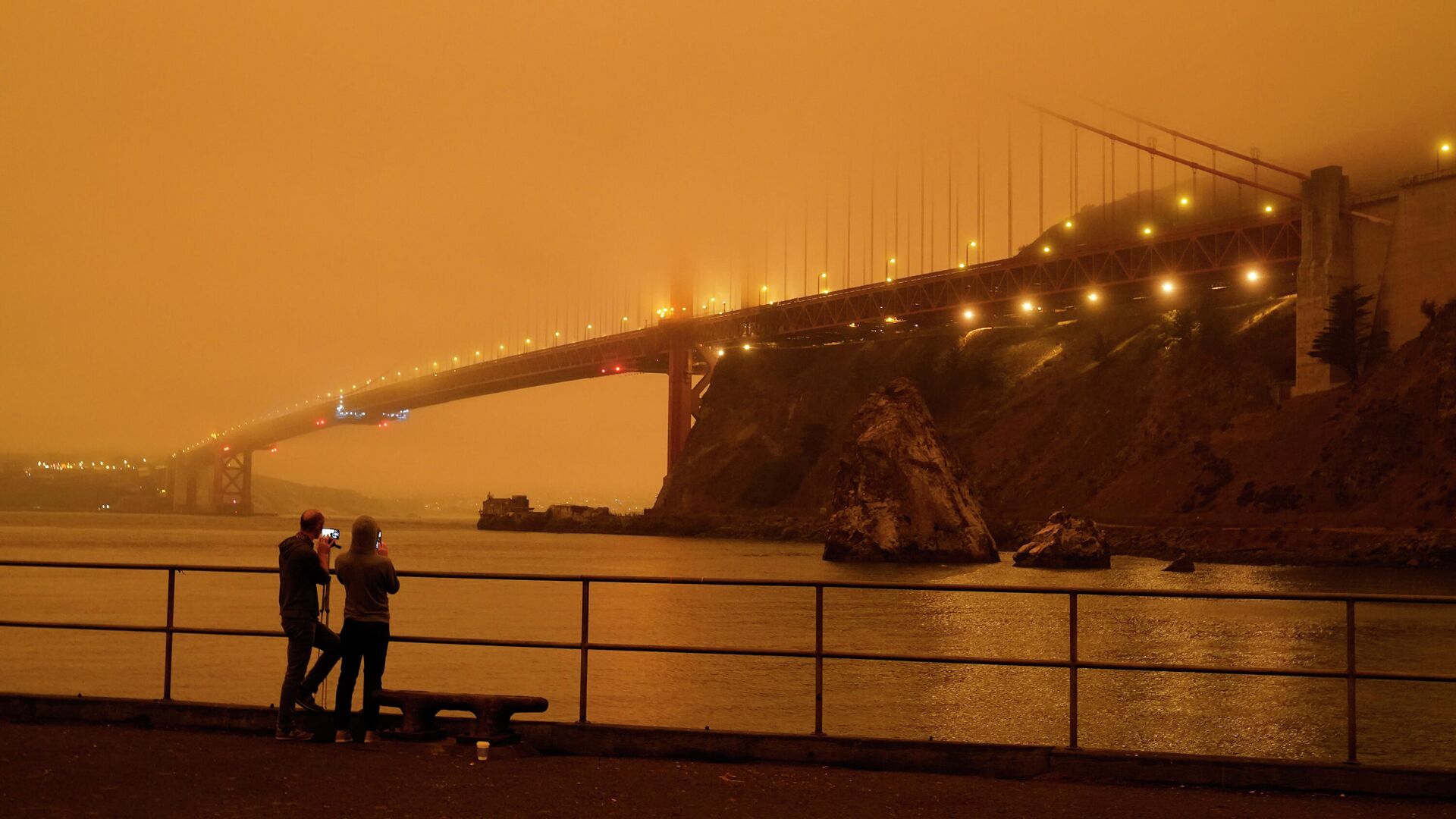 Мост Золотые Ворота в дыму от калифорнийских лесных пожаров в Сан-Франциско, Калифорния, США - РИА Новости, 1920, 13.09.2020