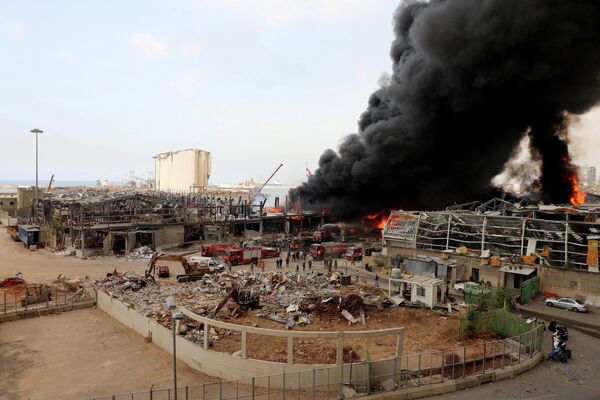 Тушение пожара в порту Бейрута 