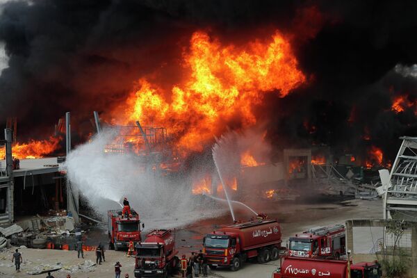 Тушение пожара в порту Бейрута