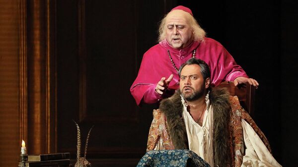 Ильдар Абдразаков и Денис Макаров в сцене из оперы Джузеппе Верди Дон Карлос в Большом театре