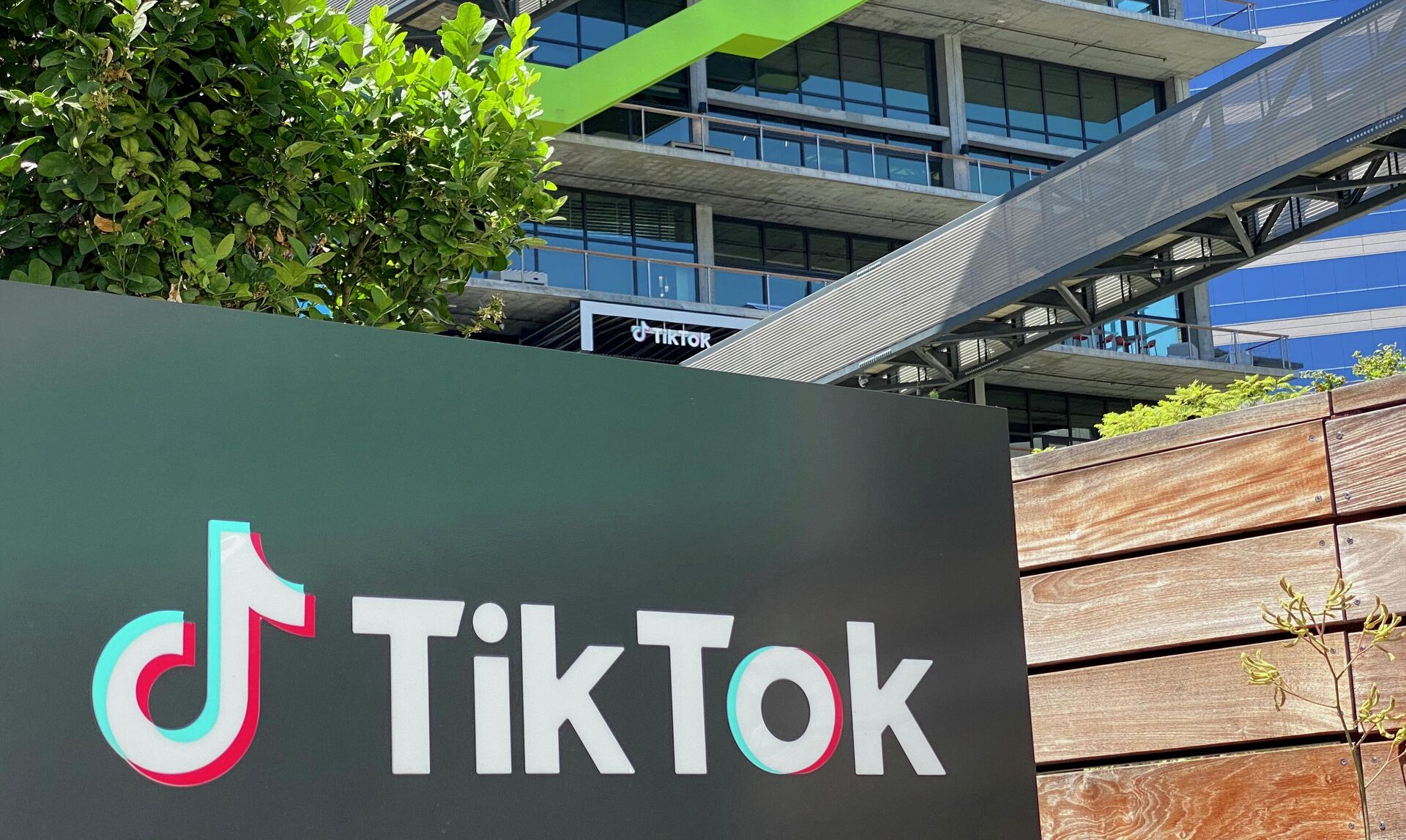 Логотип китайского видеоприложения TikTok на здании офиса компании в Калвер-Сити на западе Лос-Анджелеса - РИА Новости, 1920, 10.09.2020