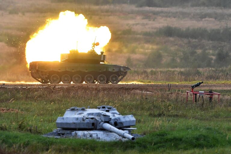 Танк Type 96 команды военнослужащих Китая на огневом рубеже во время финальной эстафеты танковых экипажей в рамках конкурса Танковый биатлон-2020