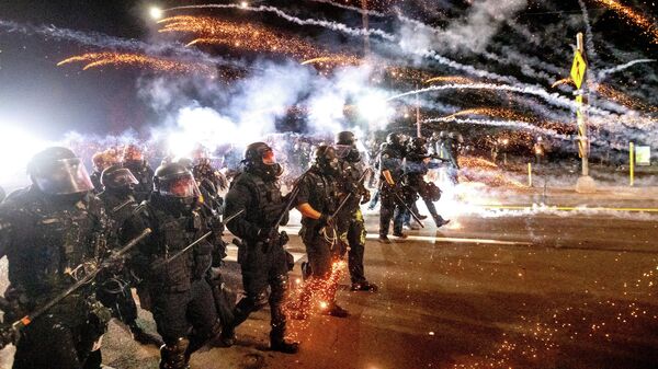 Полиция во время разгона демонстрантов в Портленде, штат Орегон
