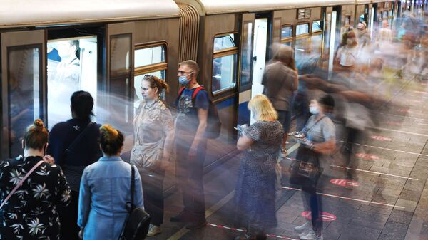 Пассажиры станции метро Арбатская в Москве