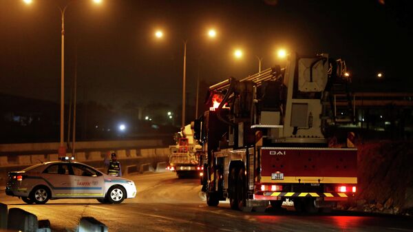 Полицейский автомобиль и пожарная машина на шоссе между столицей Иордании Амманом и городом Эз-Зарка