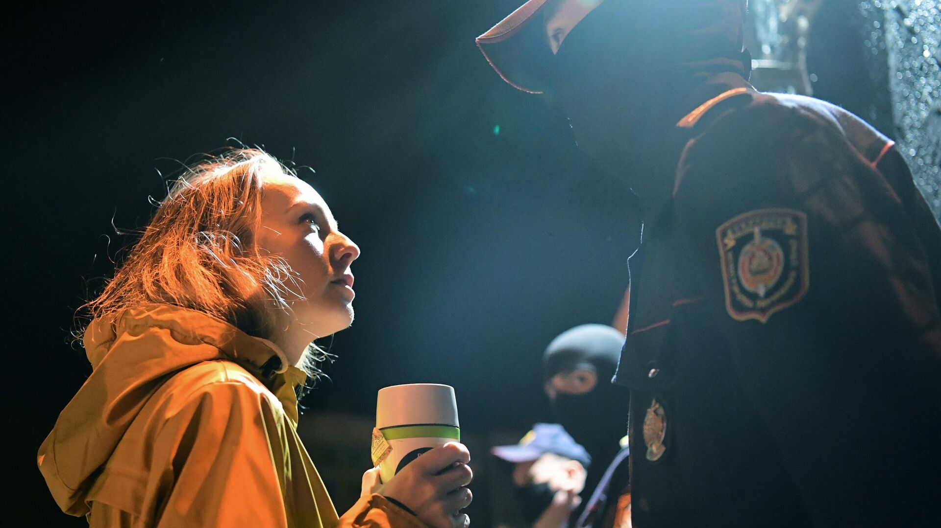 Девушка смотрит на сотрудника правоохранительных органов на детской площадке, названой Площадью перемен, на улице Червякова в Минске - РИА Новости, 1920, 11.09.2020