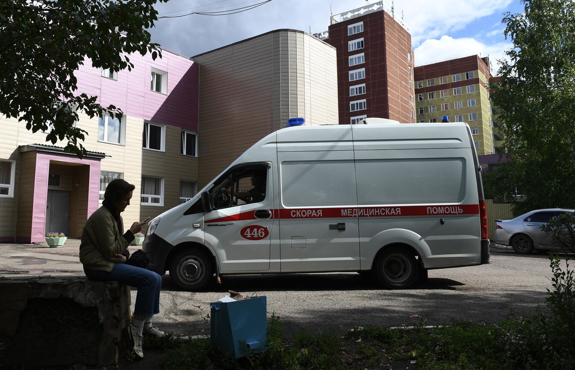 Автомобиль скорой помощи на территории Омской БСМП №1, где находится Алексей Навальный - РИА Новости, 1920, 21.09.2020