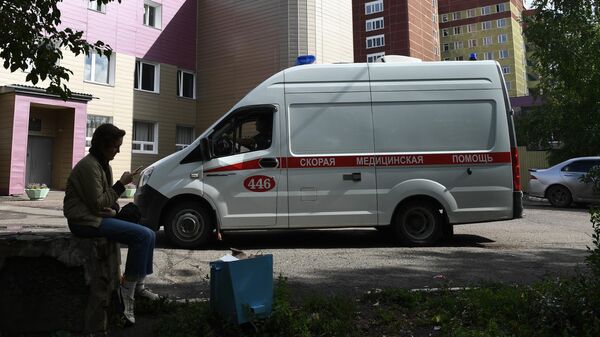 Автомобиль скорой помощи на территории Омской БСМП №1, где находится Алексей Навальный