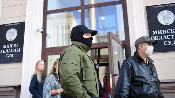 Силовики во время несанкционированного пикета в поддержку стачечного комитета Беларуськалия у здания Минского областного суда