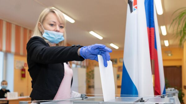 Женщина голосует на выборах губернатора Камчатского края на избирательном участке №51 в Петропавловске-Камчатском