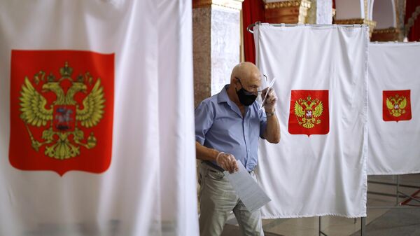Мужчина досрочно голосует на выборах губернатора Краснодарского края на избирательном участке №2010 в Краснодаре
