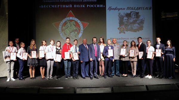Лауреаты конкурса Правнуки победителей с членами экспертного жюри