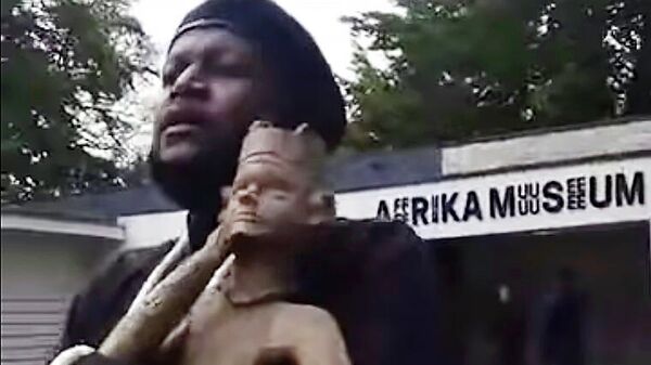 Кадр видео попытки кражи конголезской статуи из музея в Нидерландах