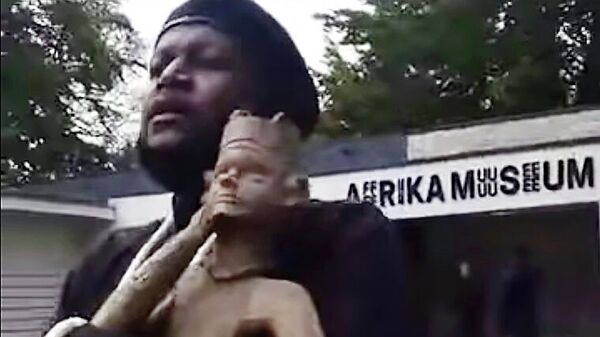 Кадр видео попытки кражи конголезской статуи из музея в Нидерландах