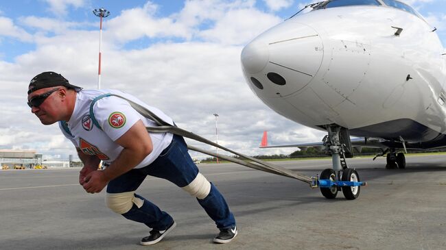 Сергей Агаджанян (Халк) буксирует самолёт Bombardier CRJ200 в международном аэропорту Казань