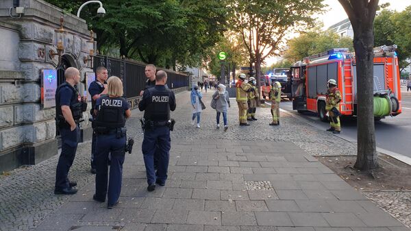 Полиция и пожарные возле посольства России в Берлине