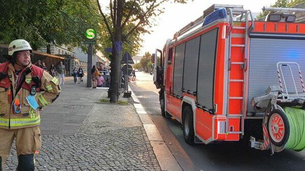 Пожарные машины у российского посольства в Берлине