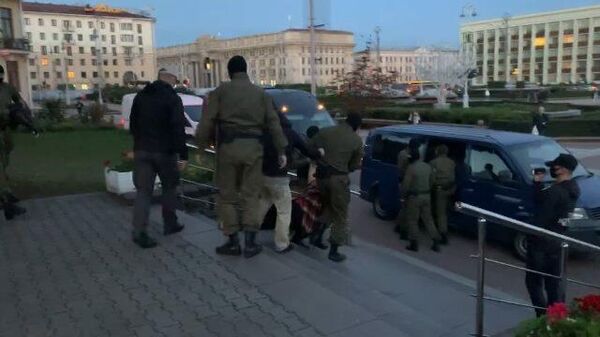 Задержание пожилой женщины у Красного костела в центре Минска