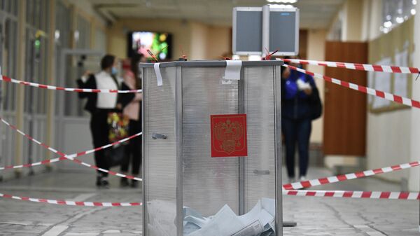 Избирательная урна с бюллетенями во время выборов губернатора Иркутской области на избирательном участке в Иркутске