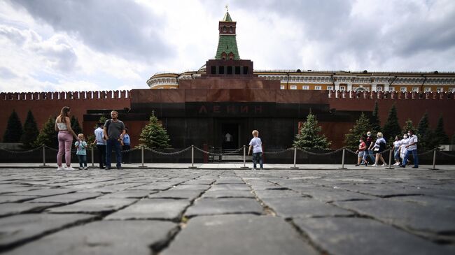 Прохожие возле Мавзолея В. И. Ленина на Красной площади в Москве