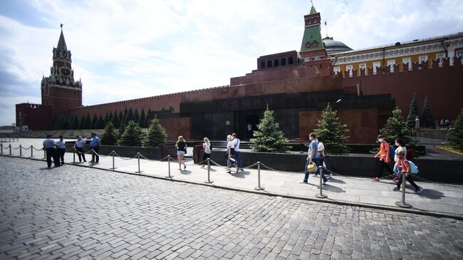 Прохожие возле Мавзолея В. И. Ленина на Красной площади в Москве