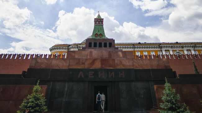 Посетители заходят в Мавзолей В. И. Ленина на Красной площади в Москве