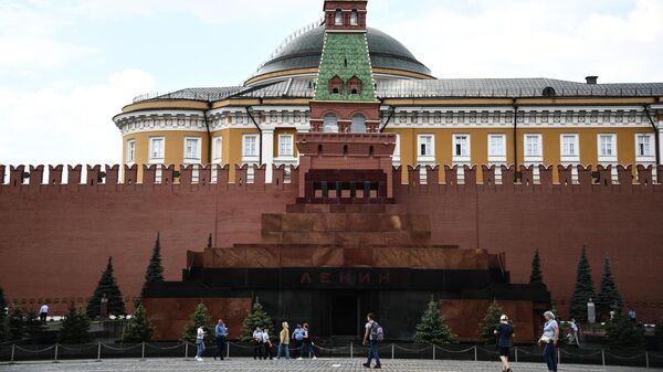 Прохожие возле Мавзолея В. И. Ленина на Красной площади в Москве