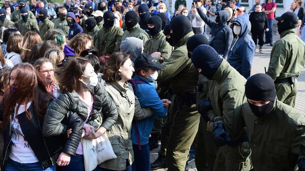 Участницы женского марша Подруга за подругу и сотрудники правоохранительных органов на площади Свободы в Минске