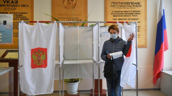Женщина голосует на выборах губернатора Архангельской области на избирательном участке №66 в Архангельске