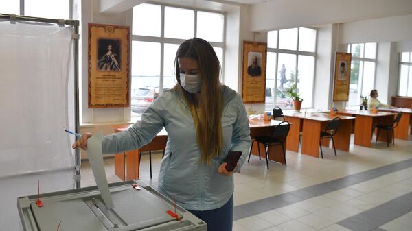 Женщине голосует на выборах губернатора Архангельской области на избирательном участке №66 в Архангельске