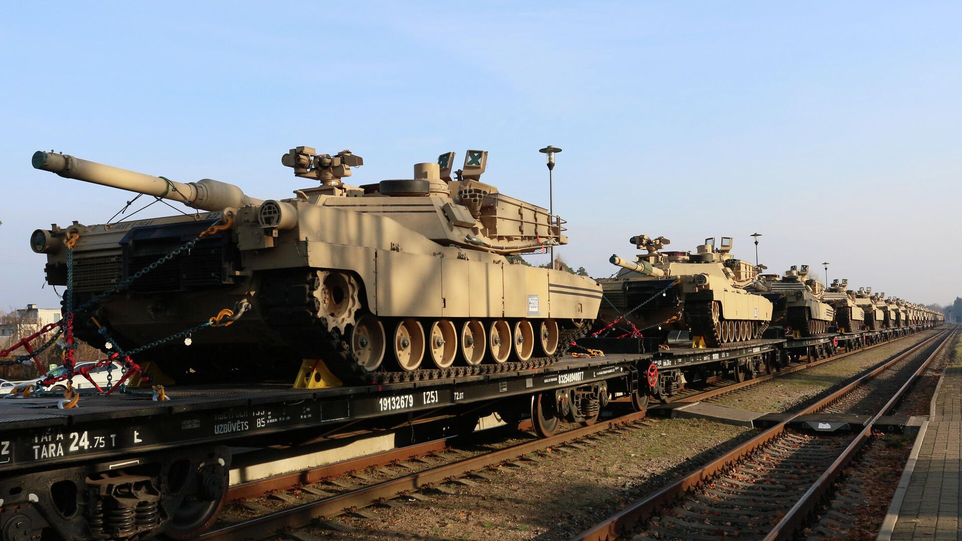 Танки Abrams армии США на железнодорожной станции в Литве - РИА Новости, 1920, 07.11.2022