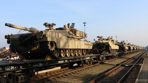 Танки Abrams армии США на железнодорожной станции