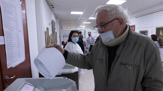 Мужчина голосует в единый день голосования на избирательном участке №524 в Москве