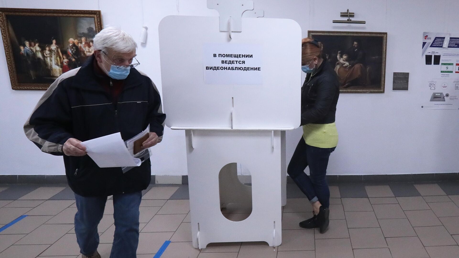 Избиратели голосуют в единый день голосования в Москве - РИА Новости, 1920, 13.09.2020