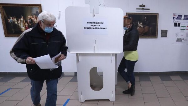 Избиратели голосуют в единый день голосования на избирательном участке в Москве