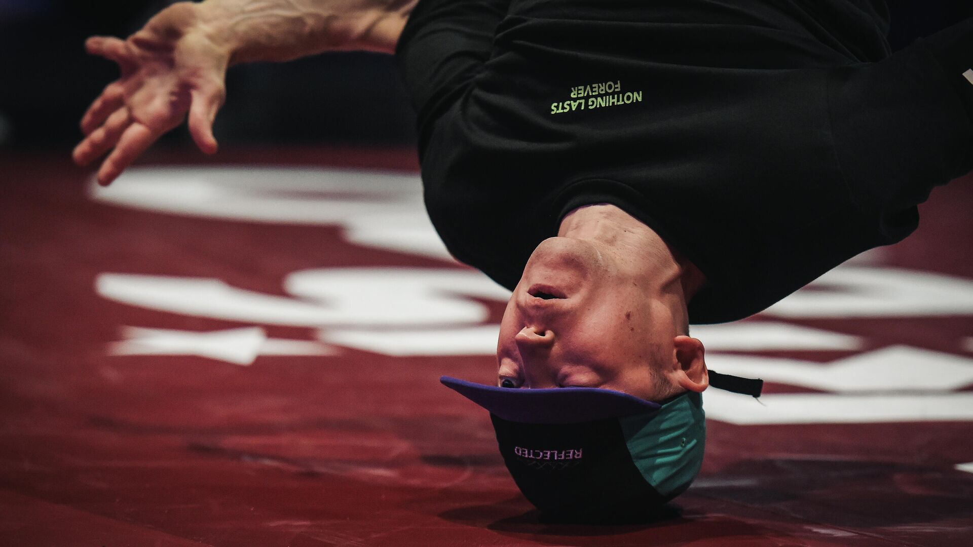 A dancer performs during the Breakdance contest Paris Battle Pro at La Seine Musicale in Paris on February 23, 2019. - Breakdancing is set to make its debut as an Olympic sport at Paris 2024, the head of the local organising committee said on February 21, 2019, Skateboarding, sport climbing and surfing, which have already been added to the programme for the 2020 Tokyo Olympics, have been invited to return in Paris four years later. (Photo by LUCAS BARIOULET / AFP) - РИА Новости, 1920, 13.09.2020