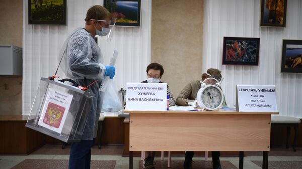 Члены участковой избирательной комиссии в Иркутске перед выездом на надомное голосование на выборах губернатора Иркутской области