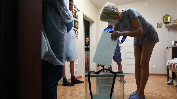Члены участковой избирательной комиссии в Иркутске во время проведения надомного голосования на выборах губернатора Иркутской области