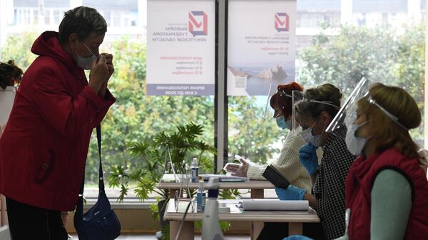 Женщина голосует на избирательном участке в Иркутске