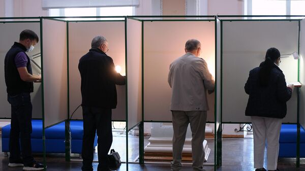 Избиратели во время голосования на выборах президента Республики Татарстан на избирательном участке №42 в Казани