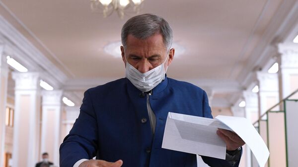 Действующий президент Республики Татарстан Рустам Минниханов во время голосования на избирательном участке №42 в Казани
