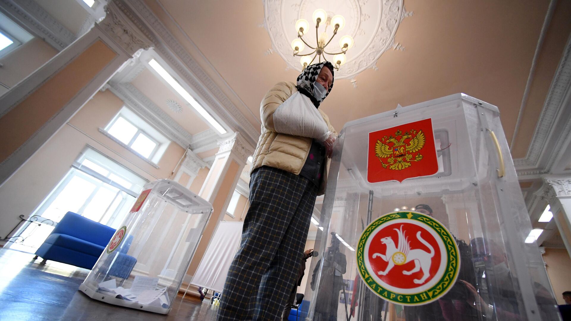 Женщина голосует на избирательном участке №42 на выборах президента Республики Татарстан в Казани - РИА Новости, 1920, 13.09.2020
