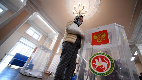 Женщина голосует на избирательном участке №42 на выборах президента Республики Татарстан в Казани