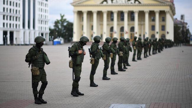 Сотрудники правоохранительных органов перед началом несанкционированной акции оппозиции в Минске