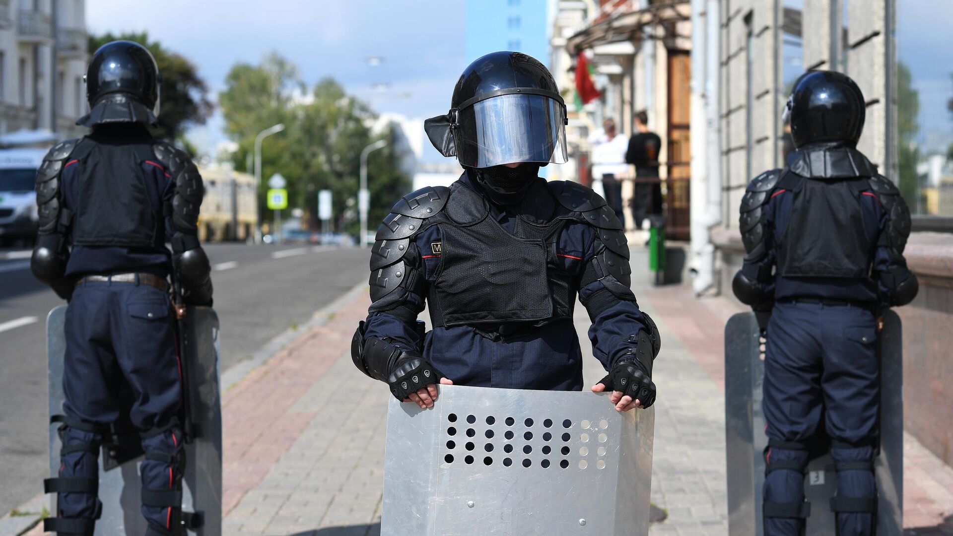 Сотрудники правоохранительных органов перед началом несанкционированной акции оппозиции в Минске - РИА Новости, 1920, 19.09.2020