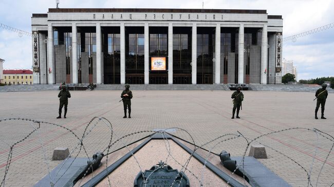 Сотрудники правоохранительных органов перед началом несанкционированной акции оппозиции на площади у концертного комплекса Дворец Республики в Минске