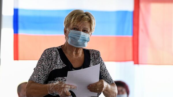 Женщина на избирательном участке, где проходят выборы губернатора Севастополя
