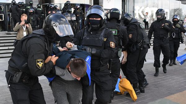 Сотрудники правоохранительных органов задерживают участника воскресной несанкционированной акции протеста 