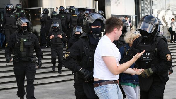 Сотрудники правоохранительных органов задерживают участников воскресной несанкционированной акции протеста в Минске
